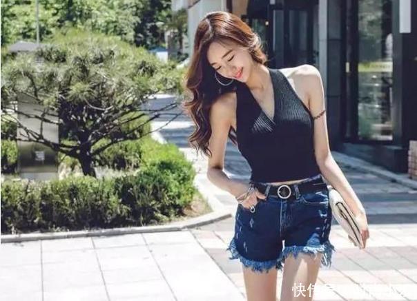 曲线傲人的牛仔裤美女，增添女性魅力，忍不住多看一眼