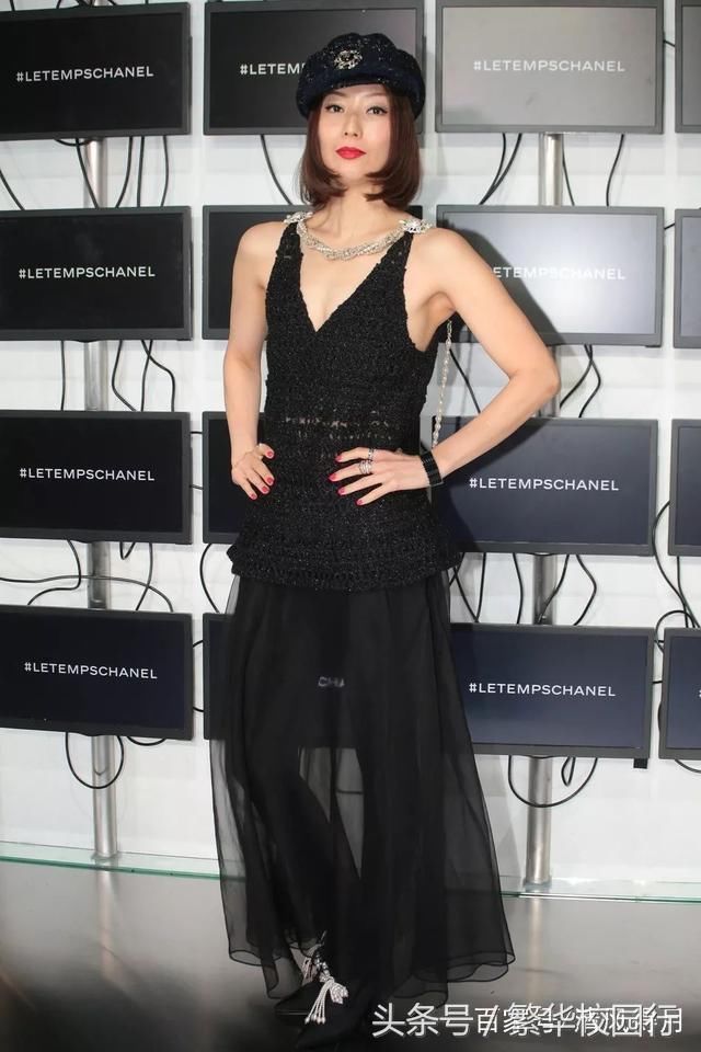 郑秀文一身黑色的高开叉裙，既露出了一双细腿及一侧的肩膀