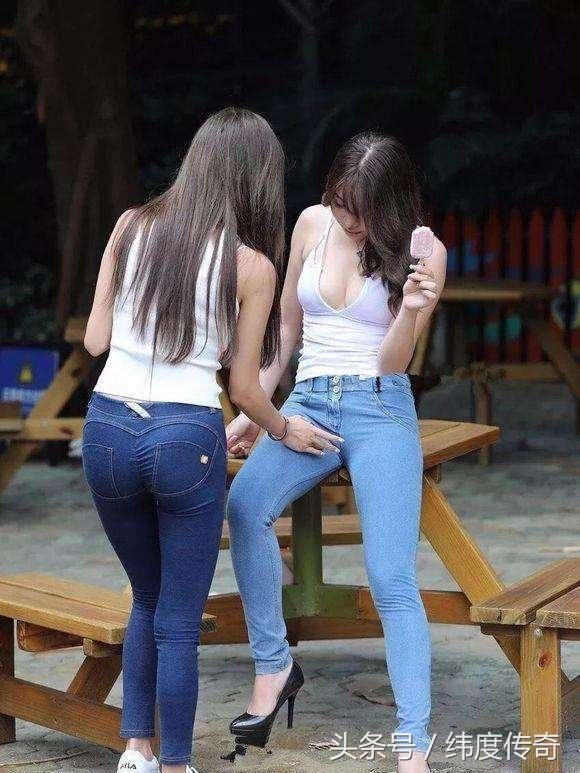 搭配破洞牛仔裤或者紧腿牛仔裤，轻松打造气质淑女