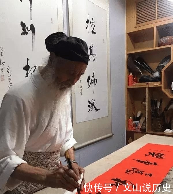  却说@道长书法卖到上亿元，书法专业人士却说“看不懂”