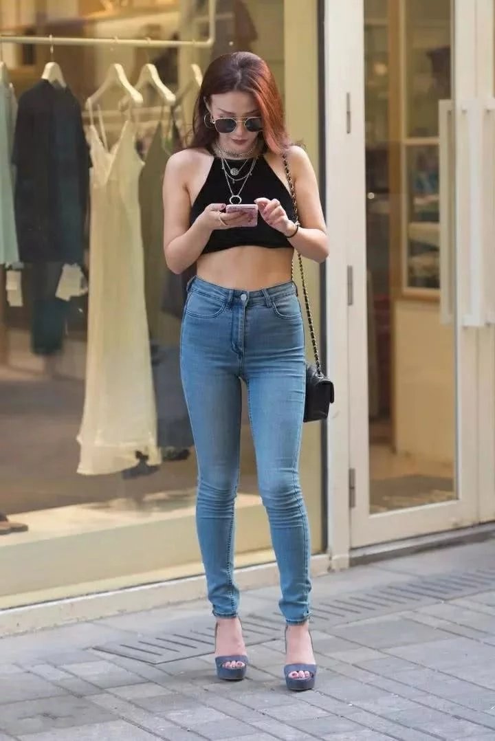 甜美小姐姐穿搭紧身裤,勾勒出来的线条比傲人的上围还要吸睛