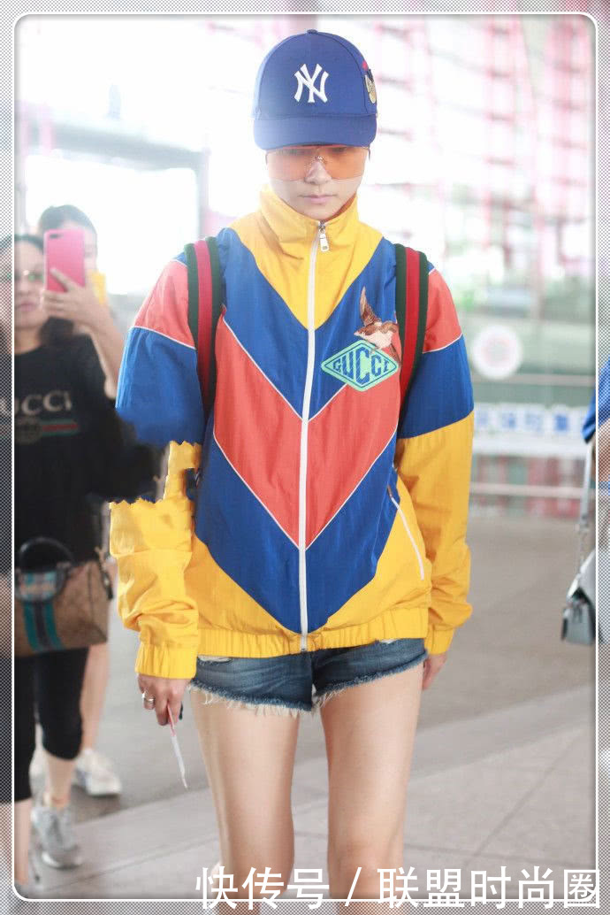 李宇春越来越放得开了！穿了条超短裤去机场，惊艳长腿真撩人！