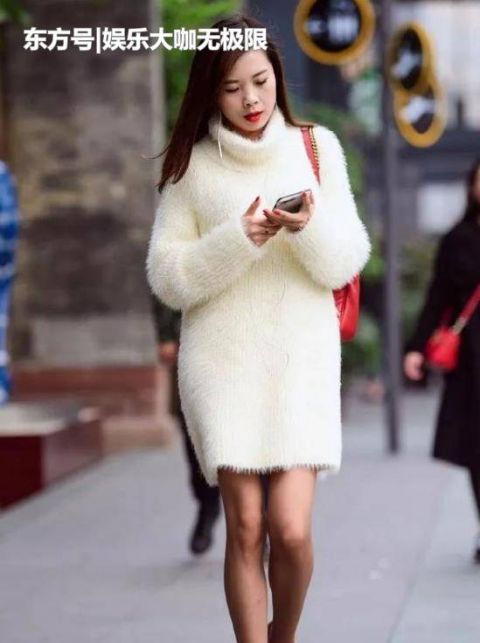  【美女】街拍：皮肤白皙的美女，一件红色针织上衣配黑色休闲裤，青春靓丽