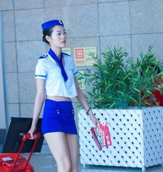 街拍空姐,模特般的身材穿上空姐服,全程的焦点都在你身上!
