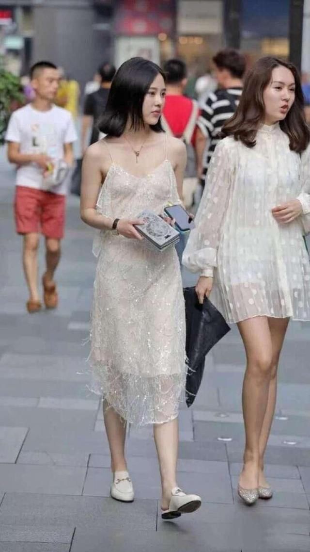 街拍:图一身材火辣,图五透视装,网友:真想都带回家!