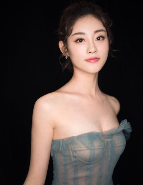 祝绪丹的裙子亮了，拿透视薄纱当衣服，锁骨瘦成“一”字好抢眼！