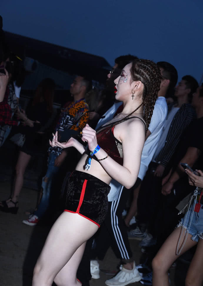 海滩上面的气质小姐姐，半截小月牙吸睛无数，网友：这就是我的初