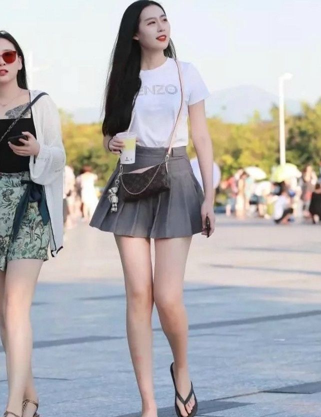 樱桃小嘴的小姐姐,穿裸色露肩连衣裙,腿部开叉露出傲人白皙长腿