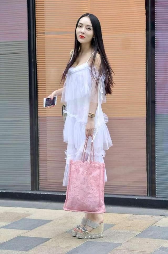 街拍，白色低领吊带长裙与少女的气质完美结合，如仙女般美丽迷人