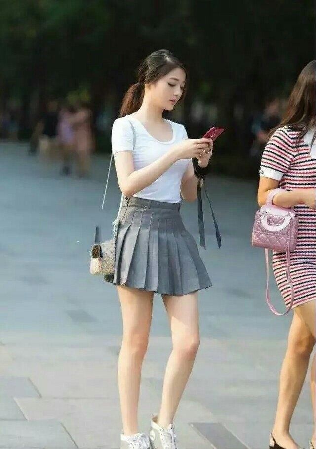 街拍美女:这条短裙能征服多少人。。。。