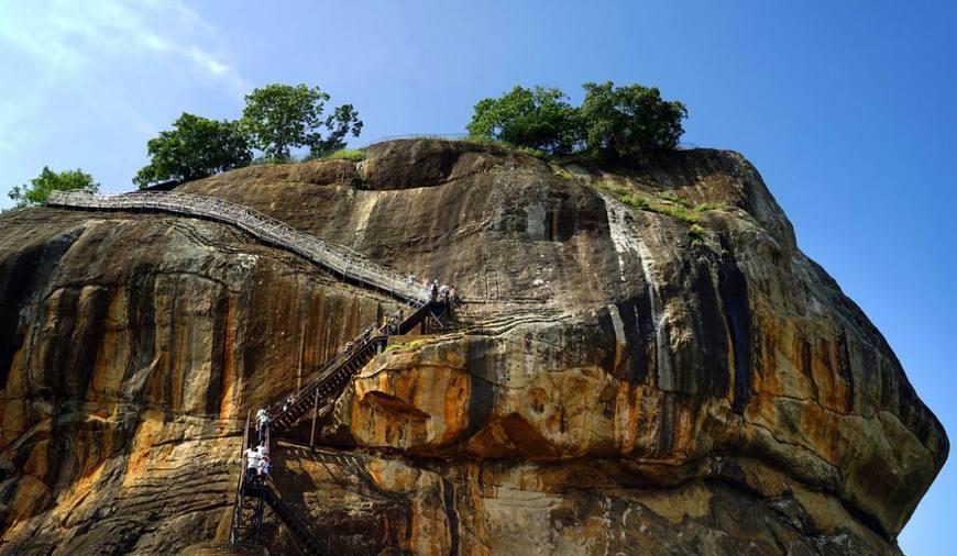 巨岩山顶的神奇宫殿遗址，距今有一千五年历史，建造方法至今成谜