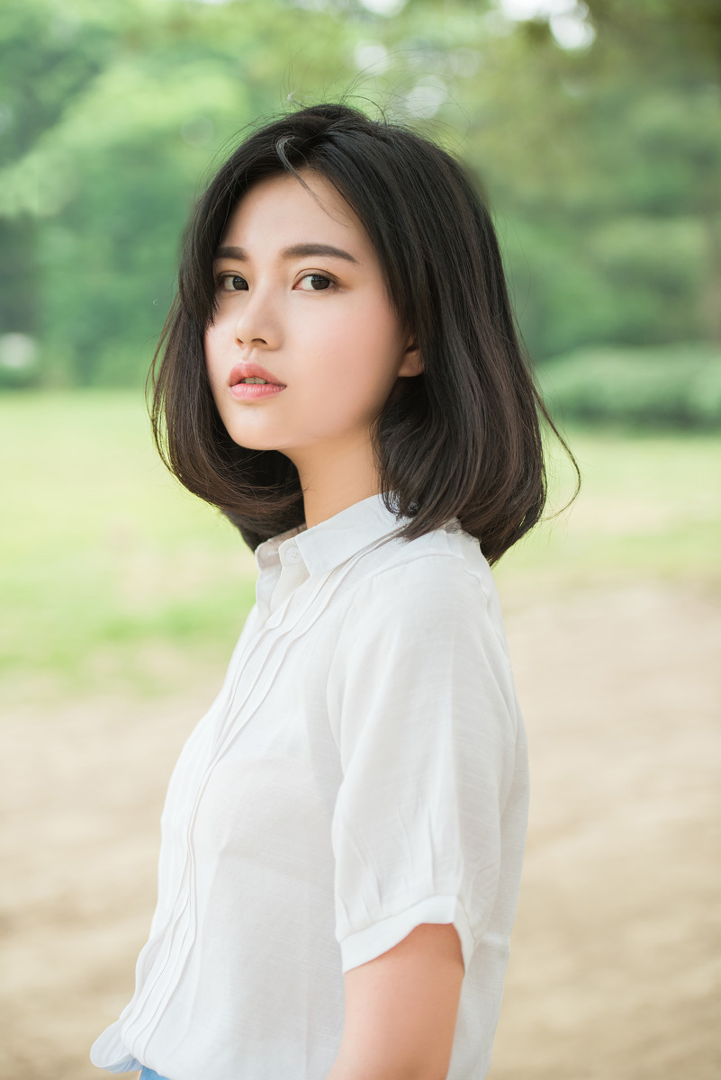 穿白衬衫的短发素颜大眼女孩写真