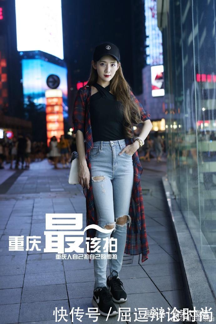 路人街拍:两位小姐姐白的色上衣搭配牛仔短裤,各有各美丽!