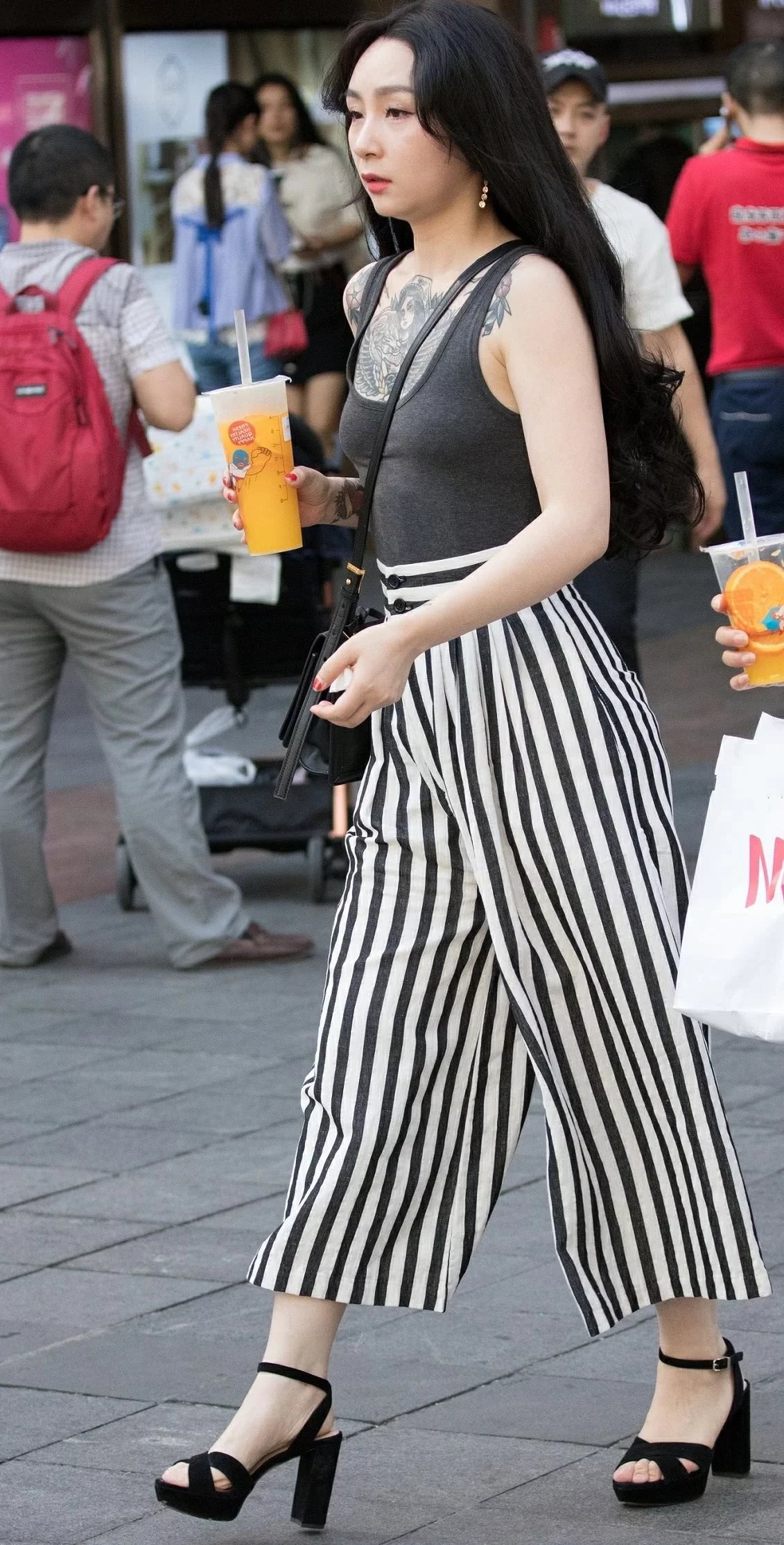 气质小姐姐婴儿肥尽显熟女风采，胸口大面积纹身看着就酷炫，吸睛