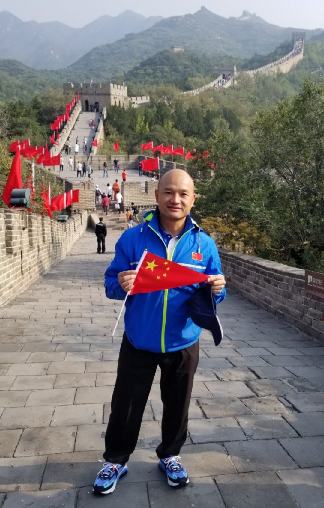  警长：香港“光头警长”刘泽基游长城，称圆了40多年心中梦想