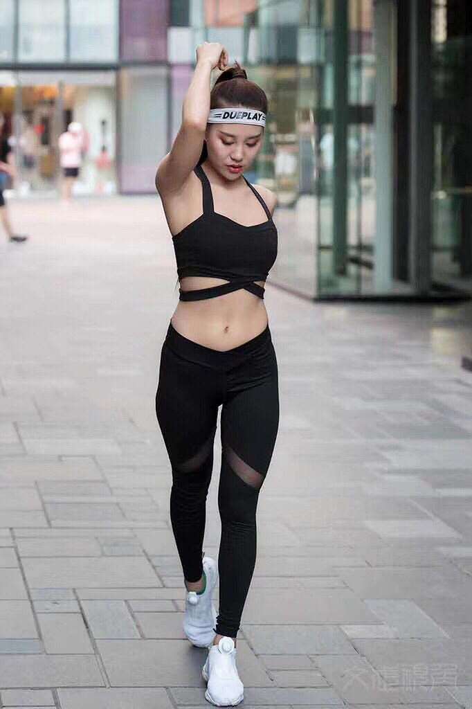 街拍: 运动锻炼出来的好身材, 小姐姐喜欢穿搭运动打底裤