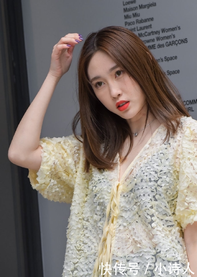 『化妆』街拍小姐姐:姑娘的打扮和化妆发型都是一顶一的组合