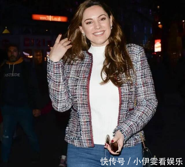  『紧身衣』凯莉·布鲁克出街，紧身衣搭牛仔裤，微胖身材凹凸有致