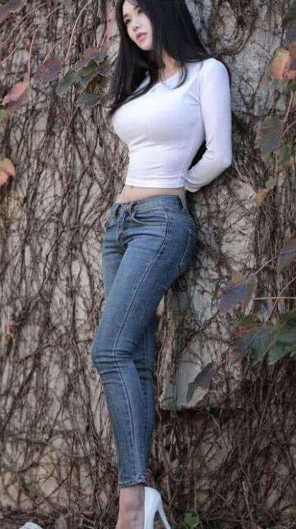 清纯靓丽的小姐姐, 一条连衣裙, 尽显女性独特韵味