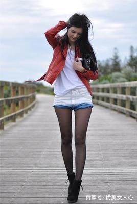 搭配牛仔短裤的白领美女，一双长腿气质迷人，惹得路人纷纷回首