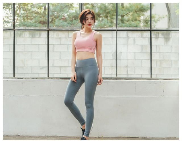 美拍:紧身裤凸显出大方得体的气质美感,充满青春与活力的味道!