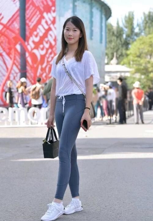 时尚■街拍穿搭打底裤的小姐姐,时尚靓丽,彰显出曼妙曲线