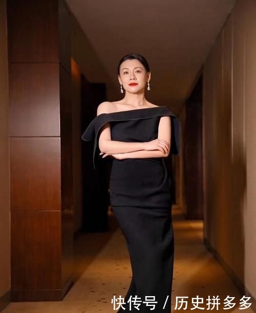 『线条』“德华姑姑”赫本造型美极了,露肩黑裙高级优雅,贵妃侧躺真妩媚