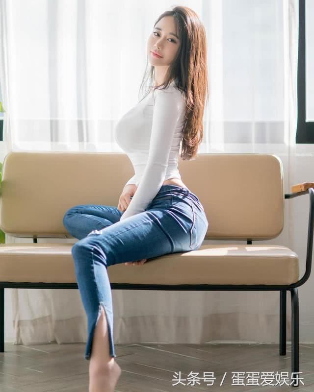 街拍:紧身衣也要有个“度”，这样勒人，真替你捏把汗!