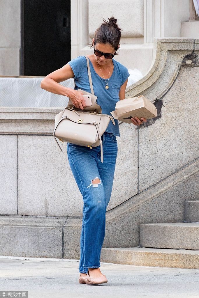 美人迟暮！40岁“前阿汤嫂”凯蒂头顶惊现白发 没穿内衣素颜露皱