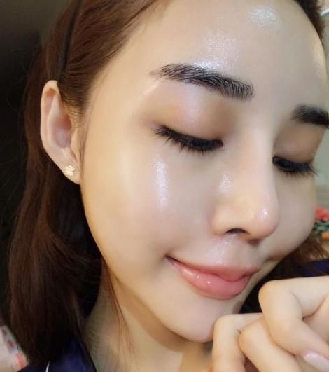 药店几毛钱一只的小白露，睡前用它抹一抹，皮肤白净像20岁