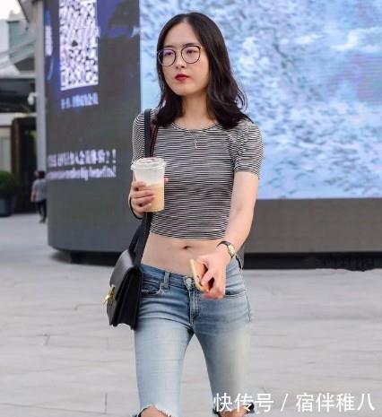 『气质』街拍:小姐姐搭配一身砖红色优雅大气长裙,回眸一笑,尽显仙美