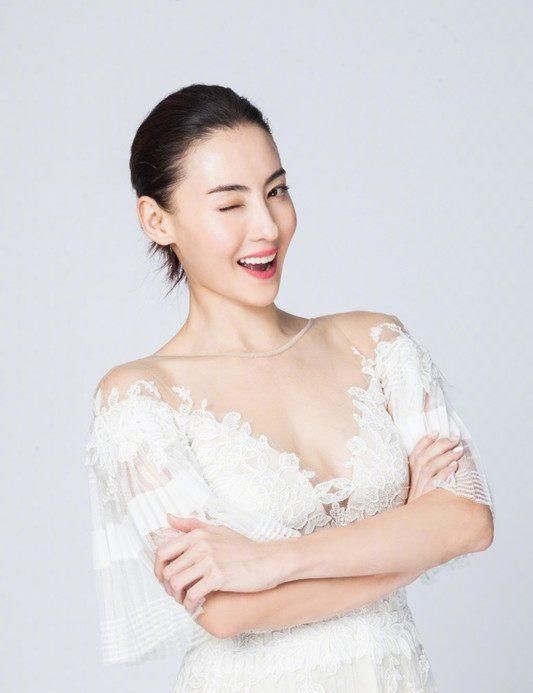 张柏芝和李湘，一样穿白色蕾丝裙，网友:没打针的脸就是不一样!