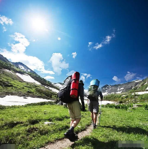 为何在旅行时,中国人大多喜欢“拖箱子”,而外国人“爱背包”?