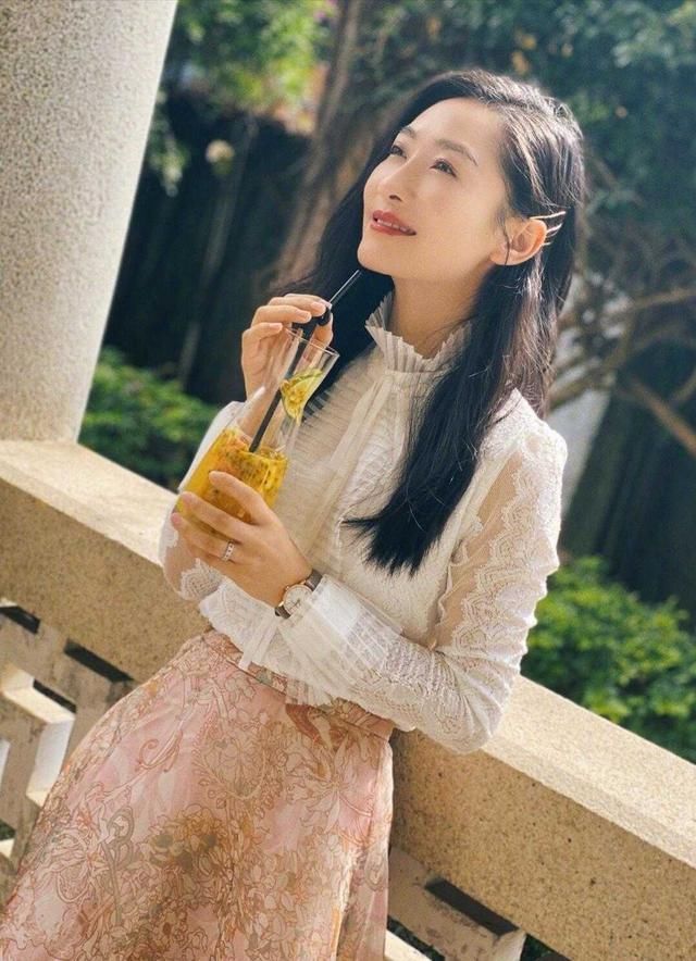 『 花纹图案』丸子头搭配抹胸连衣裙，露背真吸睛，陶昕然34岁反而更加美丽动人