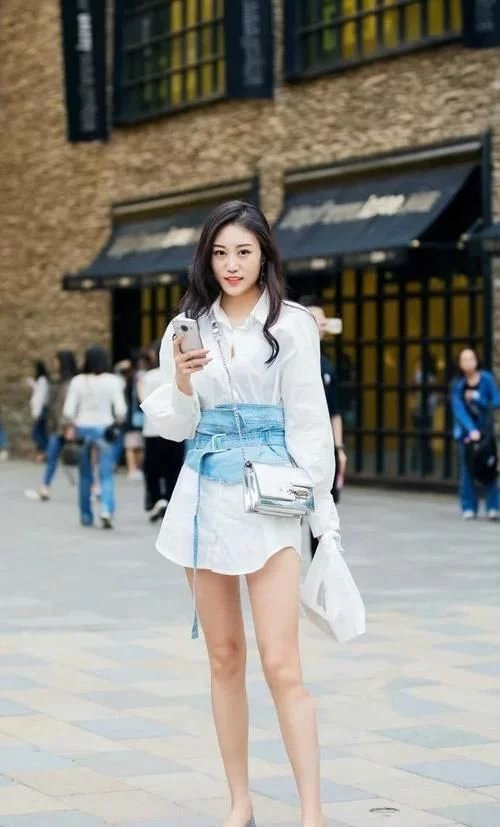 街拍：大长腿长得好倾国倾城的小姐姐，苗条曼妙时尚性感！