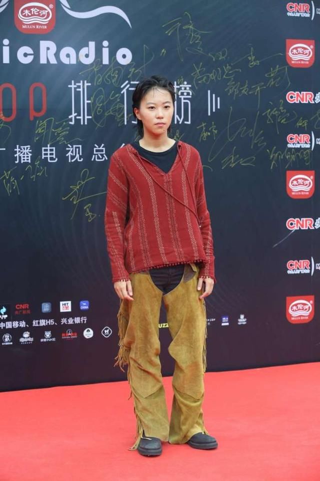 窦靖童审美跑偏，红毯上裤子迷之尴尬，网友：王菲也不敢这么穿！