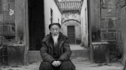 一群外乡人来农村卖刀，不收现金只赊账，还记得他们留下的预言吗