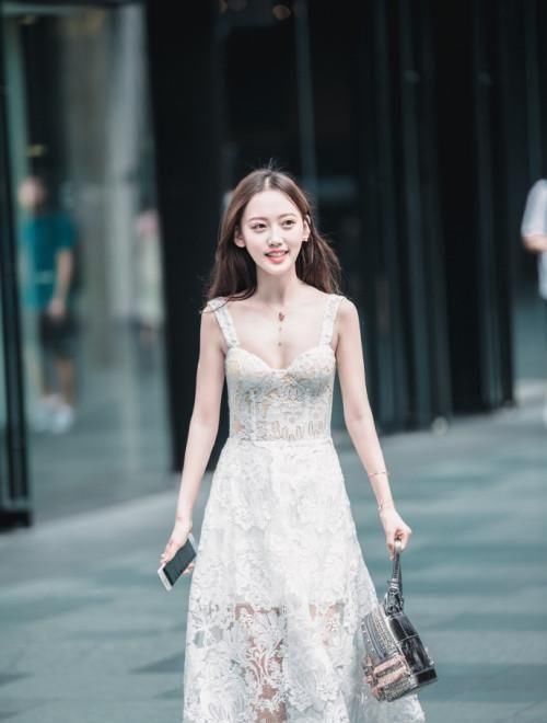  「蕾丝」街拍美女一袭时尚蕾丝吊带裙，美得如仙女一般