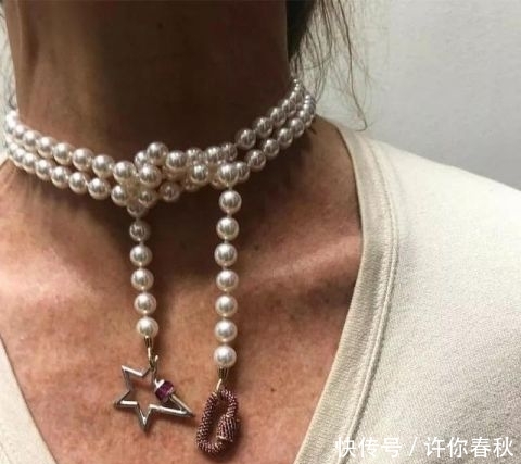  「条珍珠项链」简直不要太好看，珍珠项链时下最流行的几种佩戴方式都在这了