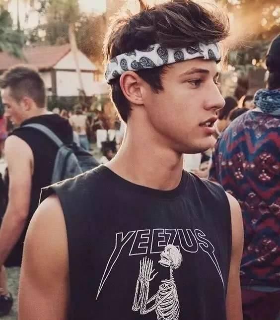 为什么女生穿背心很性感，男生穿就像老大爷!