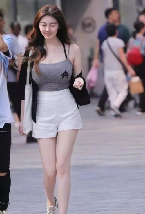 身材■“娃娃脸”女神火了,身材A爆却长了张娃娃脸,好看又时髦!