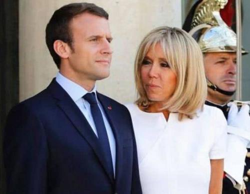 65岁法国第一夫人终于换发型，露出纤细脖颈，巴掌脸太让人着迷！