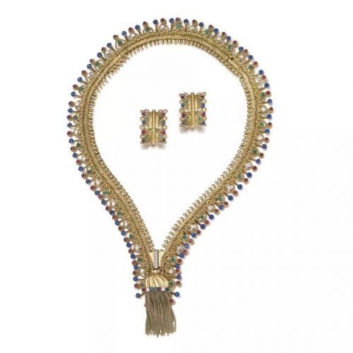 她是凡尔赛宫的点缀,也是女神裙上的珠光