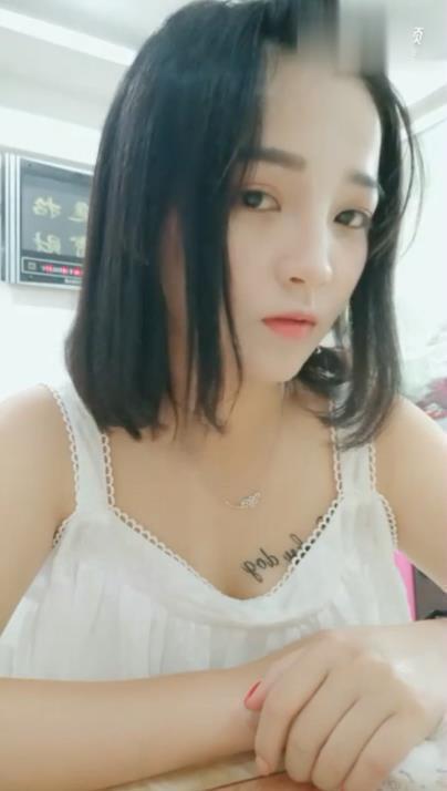 90后女生纹身太性感，引起网友热议，网友：好想看清楚