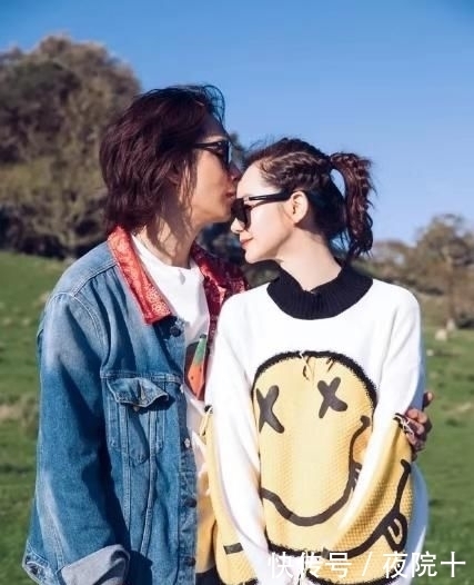 「 白鞋」穿大妈印花连衣裙配小白鞋，一尺长耳环太吸睛！，被戚薇惊艳了