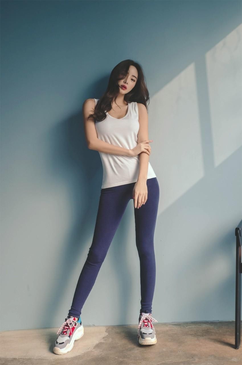 韩国美女身材高瘦长腿惹火，拍清新写真尽显性感曲线！