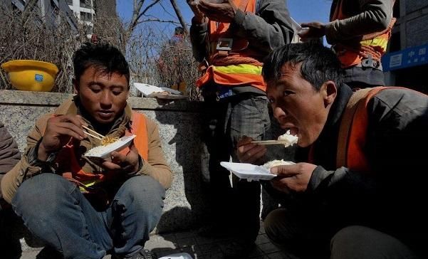  [做饭]农民在外打工，赚的都是血汗钱，为啥明明能自己做饭，却