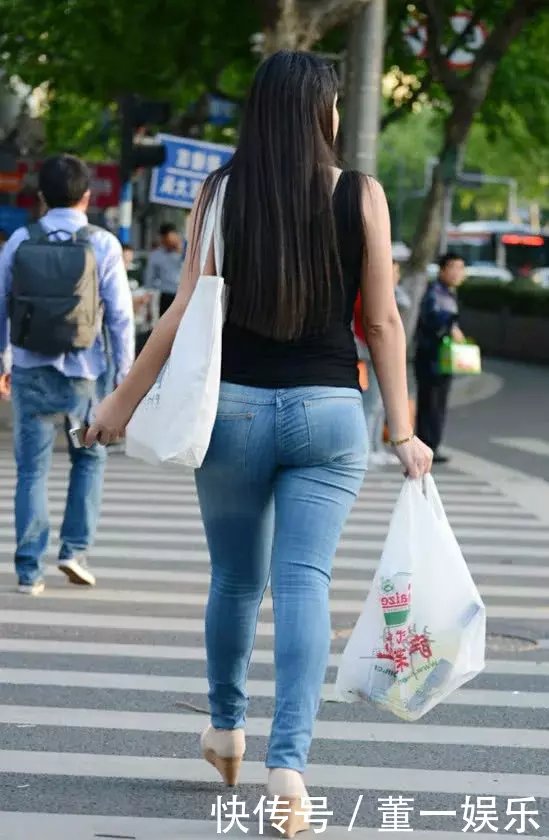 购物的小姐姐紧身裤穿出紧俏圆滑曲线,臀部线条比看不到的上围还