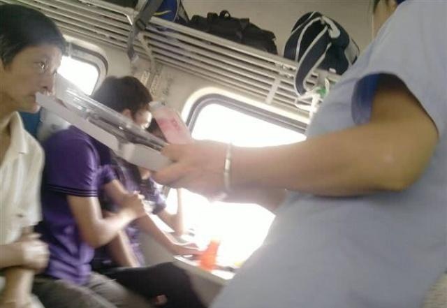 火车上“卖货”的人是哪儿来的？乘务员道出实情，乘客很反感！