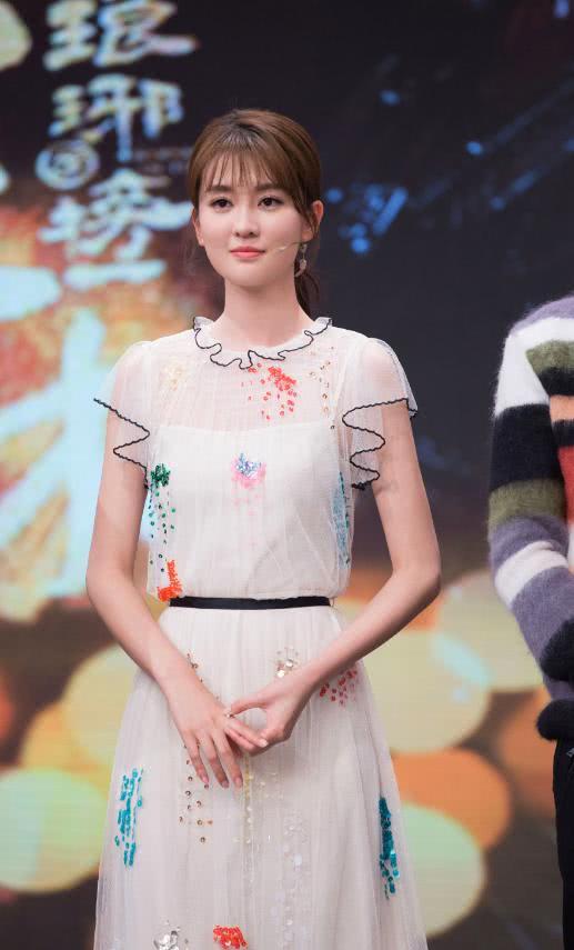 乔欣真是疯狂，竟解开了4颗扣子秀美腿，这也太厉害了！